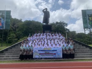 Siswa-siswi MAM Limpung berpose di Monumen Akmil Magelang
